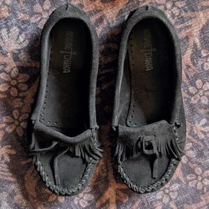 Minnetonka Women's Suede Black Moccasins